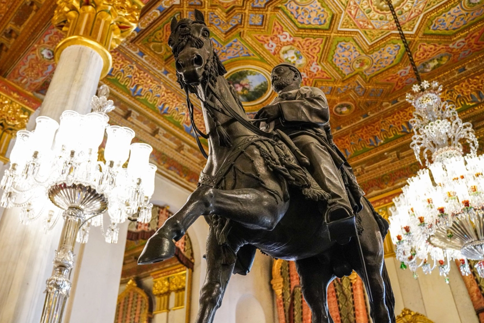 Sultan Abdülaziz’in atlı heykeli Beylerbeyi'nde ziyaretçilerini bekliyor